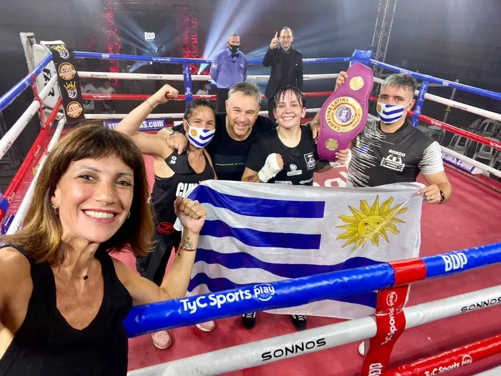 La bandera uruguaya victoriosa en el ring