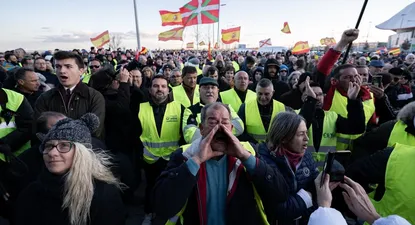 Decenas de ganaderos y agricultores durante una reunión nacional de la Sociedad Civil, en la explanada del Wanda Metropolitano, a 10 de febrero de 2024, en Madrid (España).