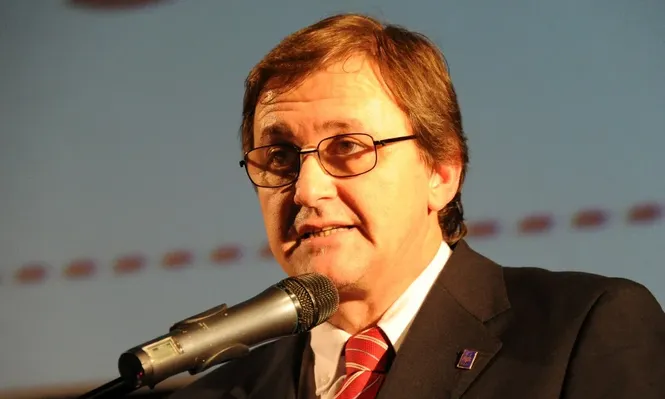 José Lez, presidente del Inavi, negocia en Holanda
