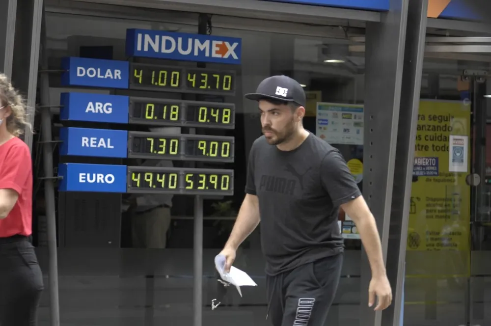 En la pizarra del BROU el dólar se ofrecía para la venta a $ 43,75.