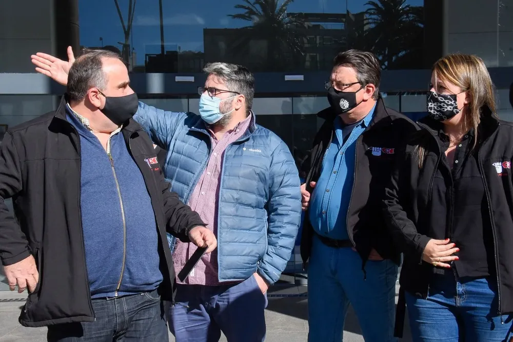Dirigentes de COFE en la puerta de Torre Ejecutiva