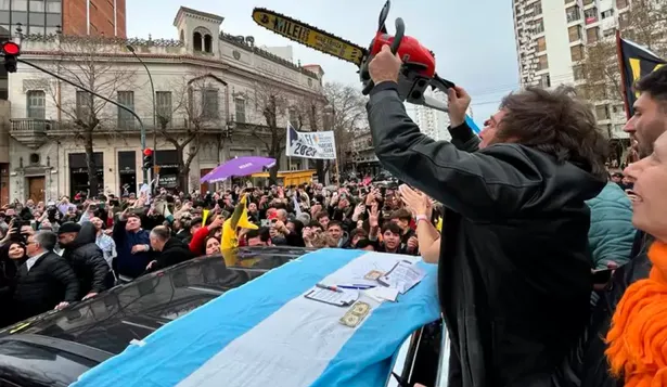 Javier Milei regresa al conurbano con una caravana para apuntalar a los candidatos de La Libertad Avanza