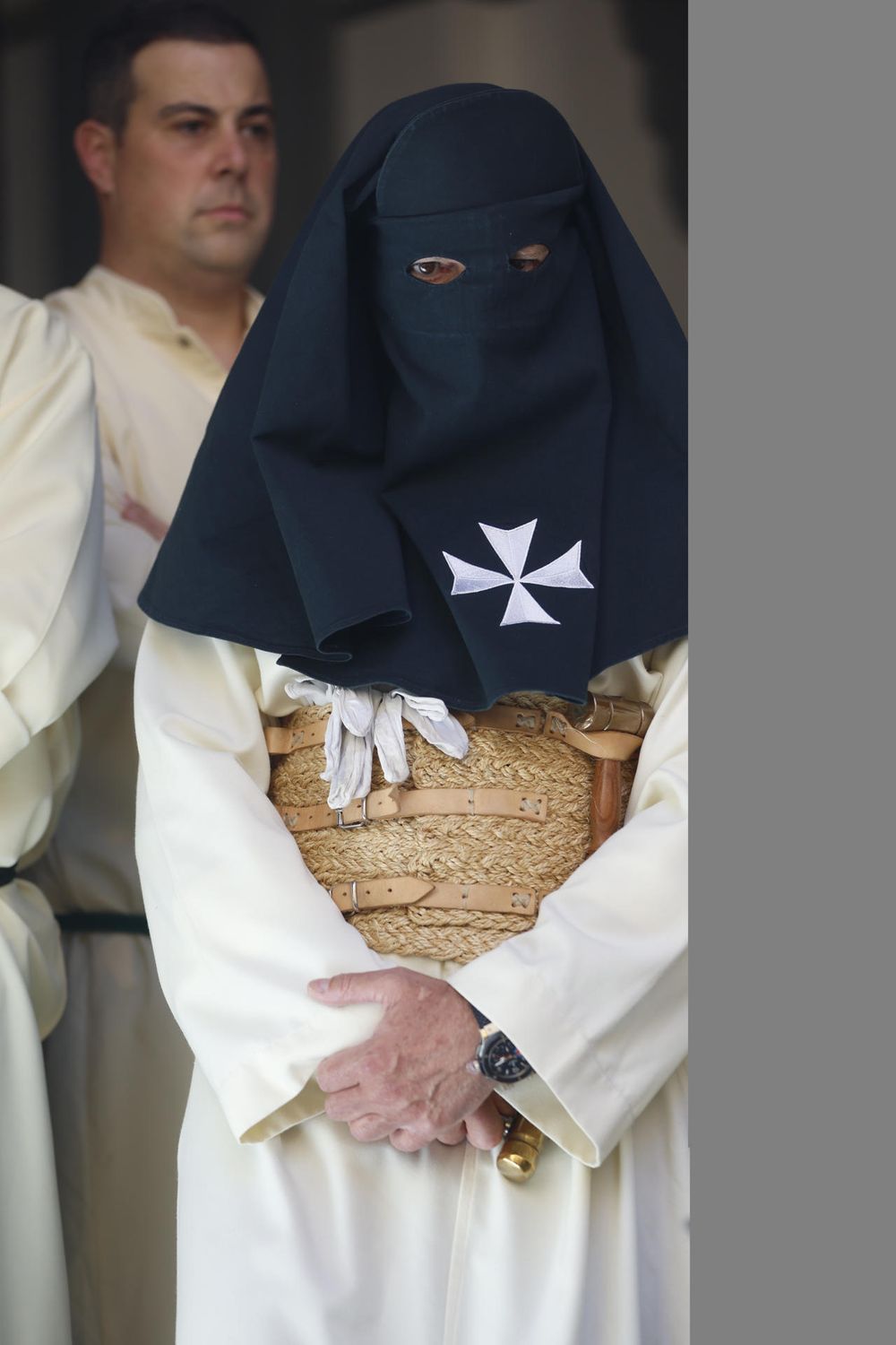 El actor malagueño Antonio Banderas vestido de Mayordomo de la Cofradía de María Santísima de Lágrimas, en la iglesia de San Juan de Málaga, antes de procesionar hoy Domingo de Ramos.