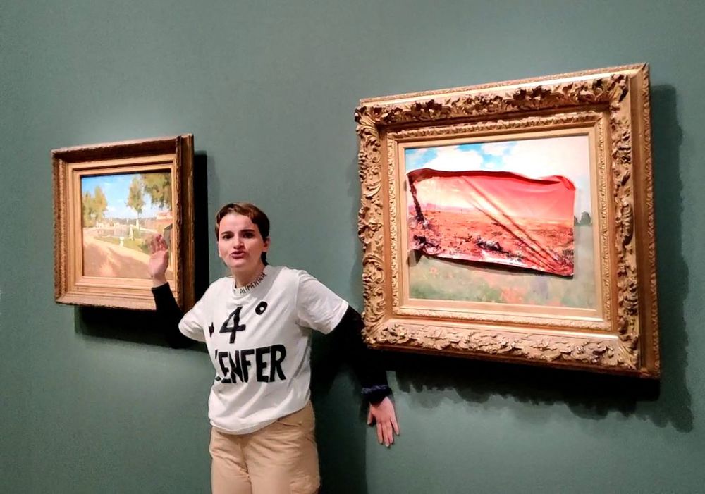 La activista y la obra intervenida de Claude Monet