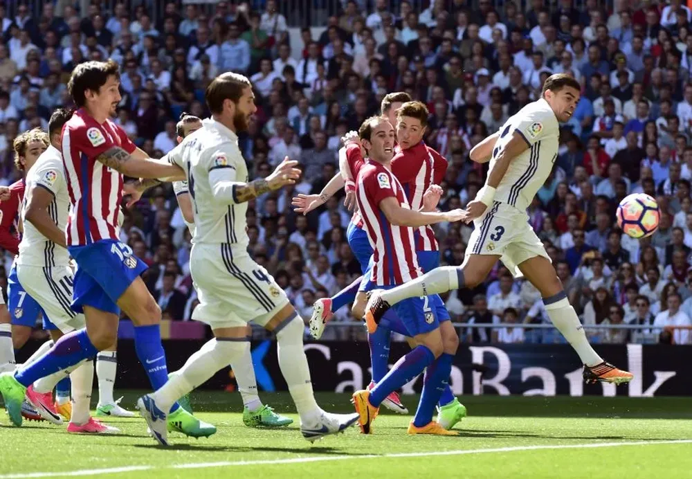 Diego Godín fue titular en el clásico de Madrid