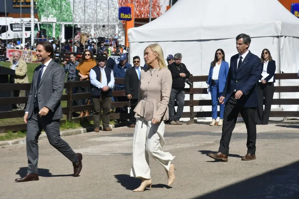 Luis Lacalle Pou y Beatriz Argimón llegan al Palco Oficial de la Rural del Prado tras ser recibidos por el presidente de la ARU.