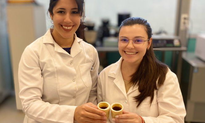 Estudiantes de UTEC crean un vaso comestible para reemplazar el uso de descartables