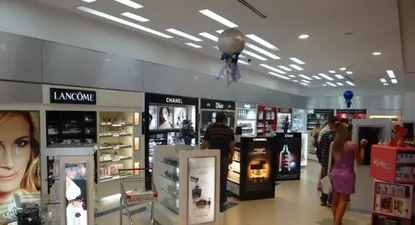 Free shop recuperan ventas con ayuda del turismo