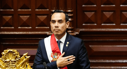 Tras la destitución de Boluarte y conforme a la línea de sucesión establecida en la Constitución, le correspondió a Jerí asumir la jefatura del Estado.