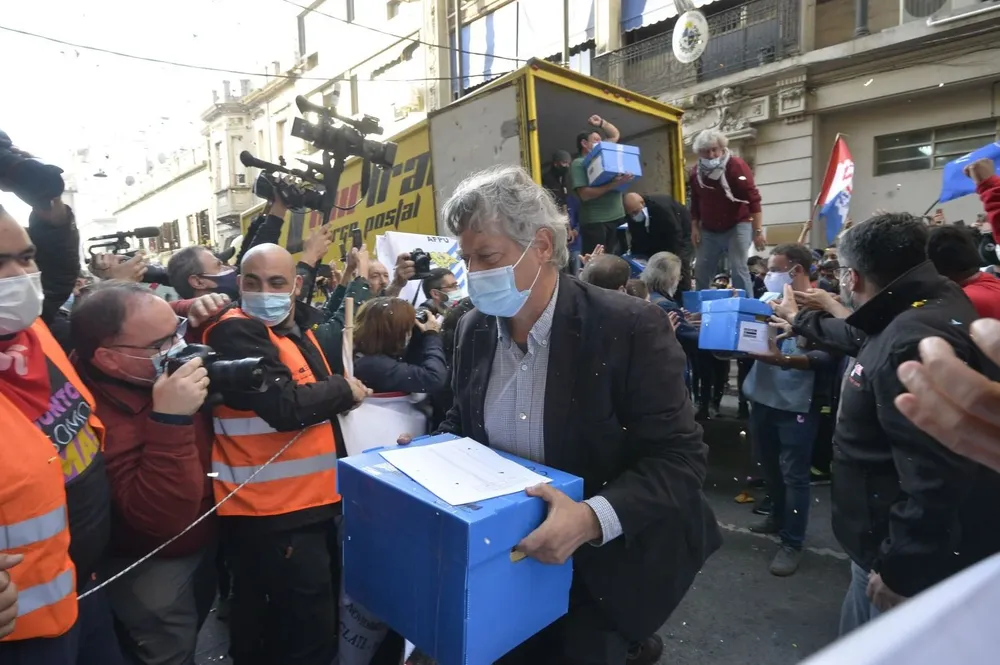 La Comisión Prorreferéndum presentó casi 800 mil firmas ante la Corte Electoral