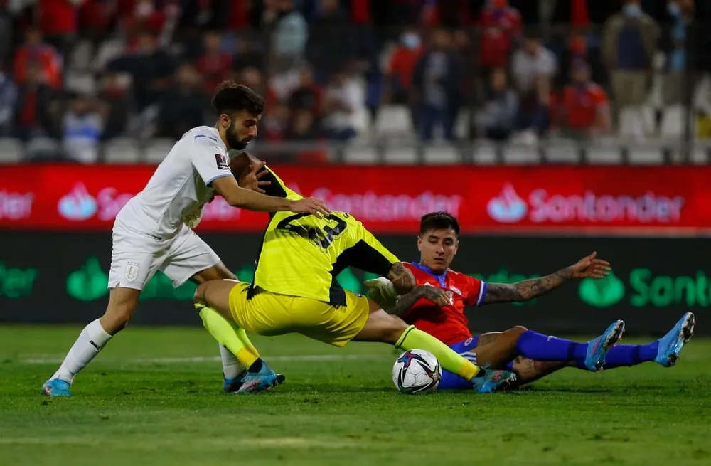 Diego Rossi estuvo dos veces cerca del gol, pero el arquero Cortés fue figura