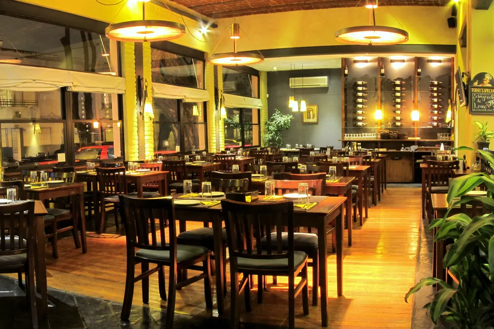 Salón cálido y acogedor