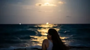 Una mujer sentada en la playa de Miami Beach