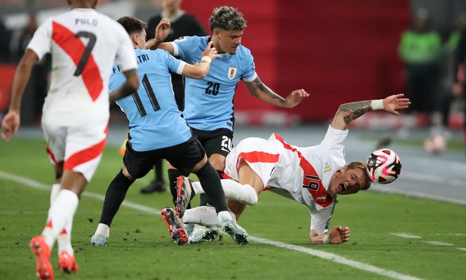 Oliver Sonne de Perú ante Maximiliano Araújo de la selección de Uruguay