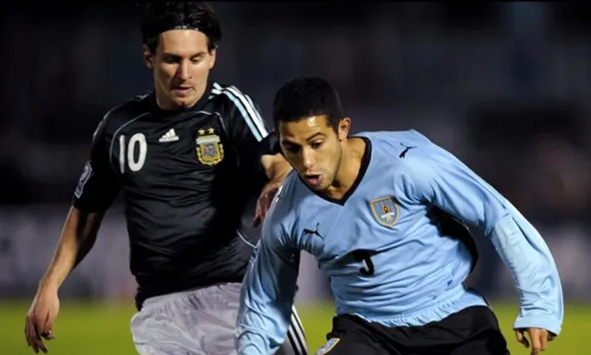 Lionel Messi ante Walter Gargano en un partido entre Uruguay y Argentina