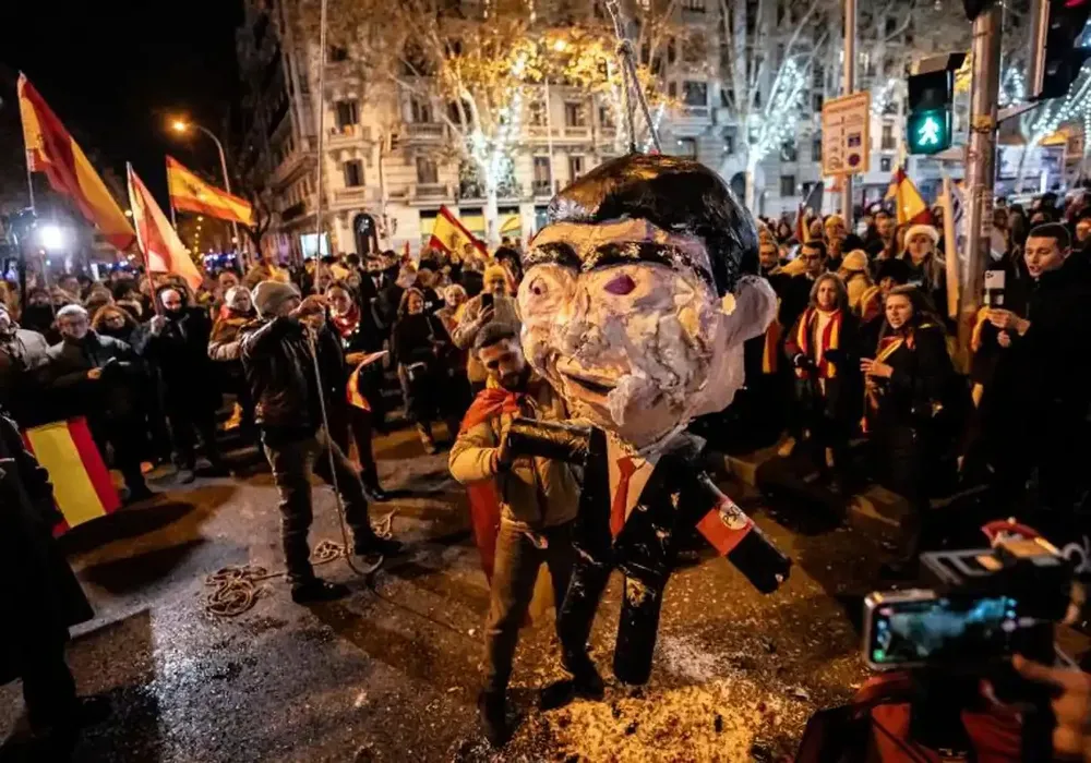 Monigote de Pedro Sánchez apaleado en Nochevieja en Ferraz