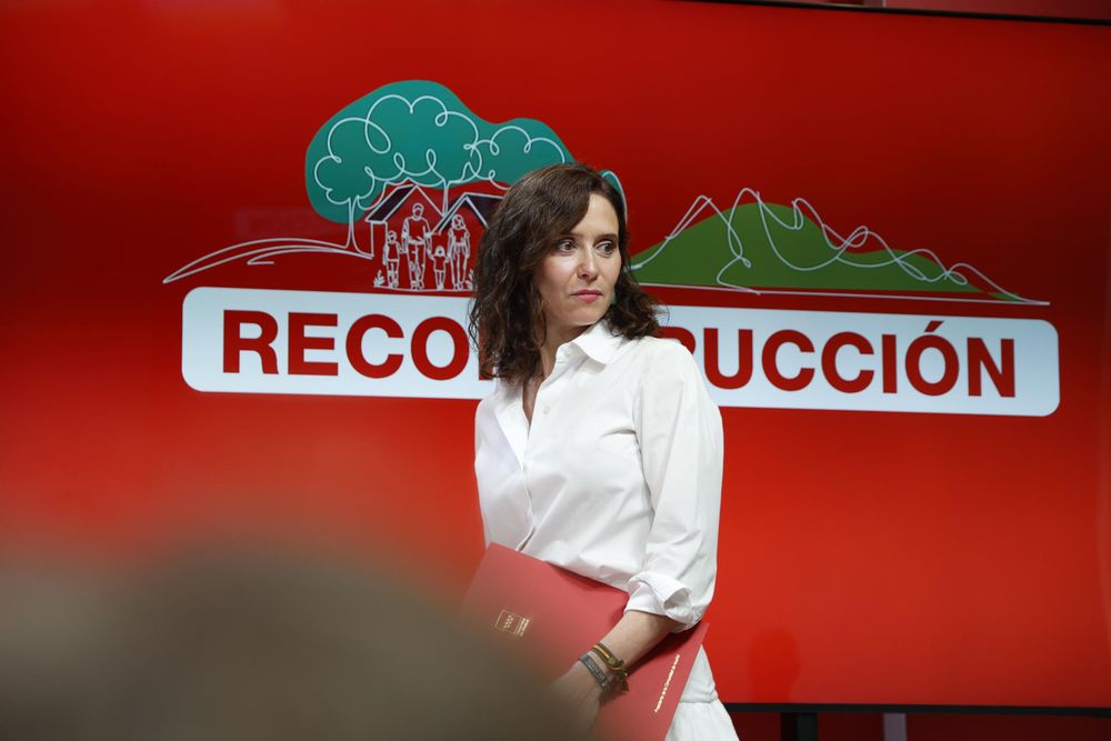 La presidenta de la Comunidad de Madrid, Isabel Díaz Ayuso, durante la rueda de prensa tras la reunión del Consejo de Gobierno, convocada de forma extraordinaria para evaluar la situación y determinar actuaciones enfocadas a la recuperación de los municipios afectados por el incendio de la Sierra Oeste.