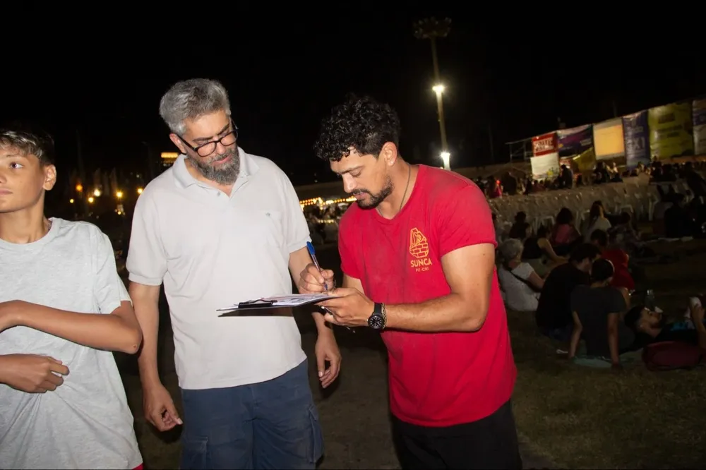 Militantes del Sunca juntando firmas en las inmediaciones del Velódromo