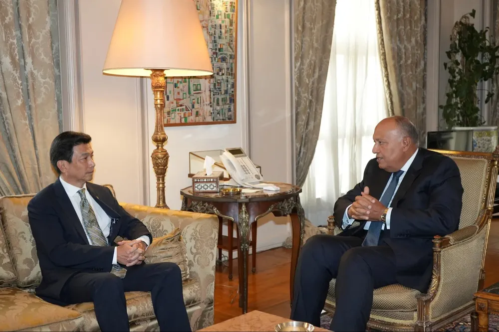 El ministro tailandés de Relaciones Exteriores Pampree Bahiddha-nukara en una de sus reuniones con su par egipcio Samek Shuvkry.