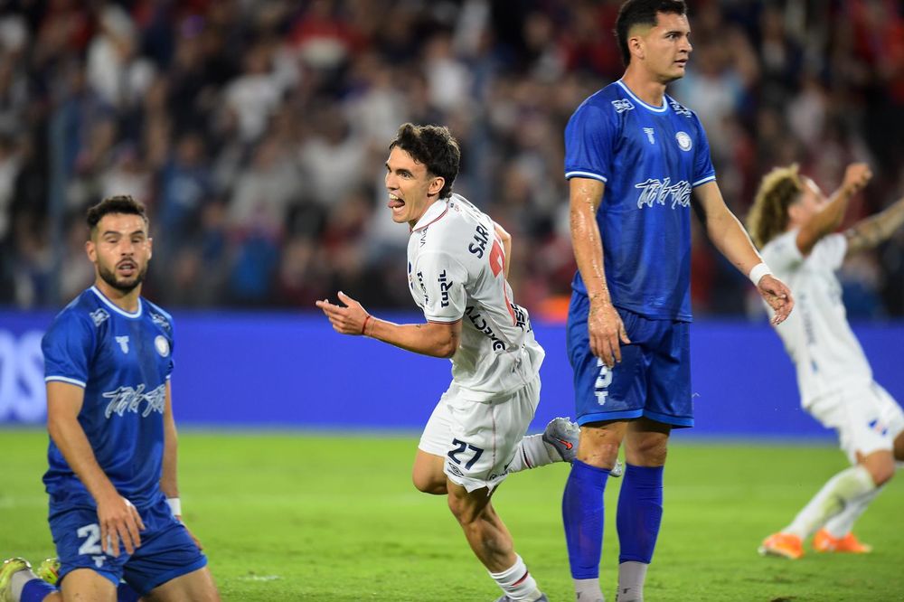 Tomás Verón Lupi de Nacional celebra su gol ante Cerro Largo por el Torneo Apertura