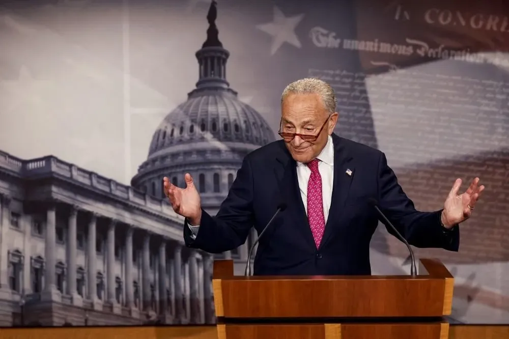 El senador demócrata Chuck Schumer anuncia el acuerdo alcanzado en el Senado