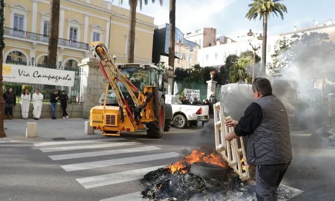 Los agricultores franceses mantienen este martes el bloqueo de varias autopistas de acceso a París.