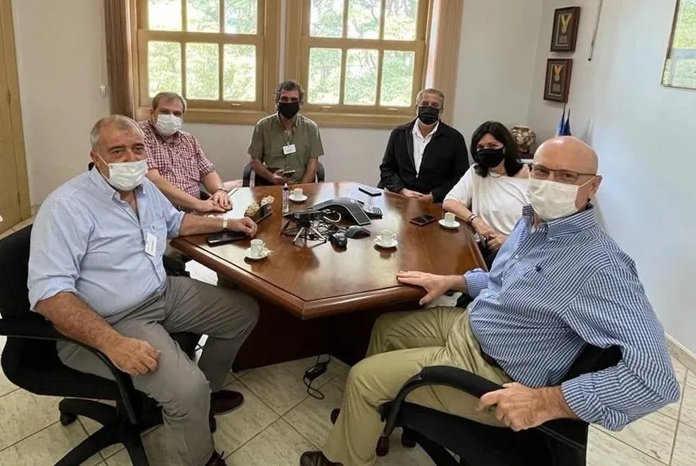 Diego De Freitas reunido en Río de Janeiro con Ottorino Cosivi –es el director de Panaftosa– y su equipo de trabajo.