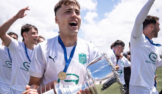 Santiago Medina festeja el título de Deportivo LSM y el ascenso a la Divisional C de 2026