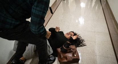 El Observador | ICE empuja a migrante ecuatoriana en NY - AFP