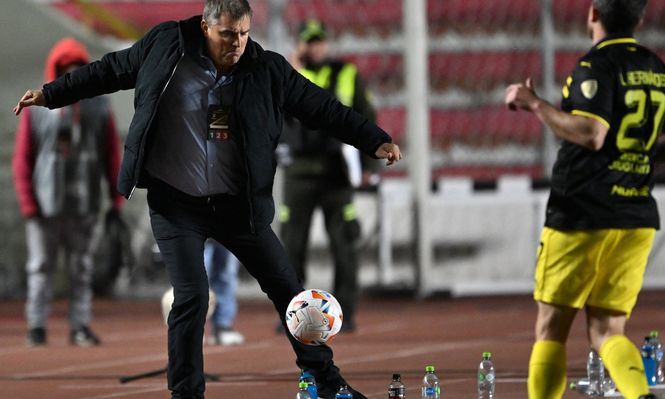 Diego Aguirre de Peñarol en el Estadio Hernando Siles de La Paz por la Copa Libertadores