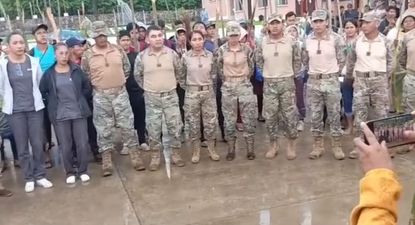seguidores de evo morales toman cuartel y retienen a 20 militares en bolivia