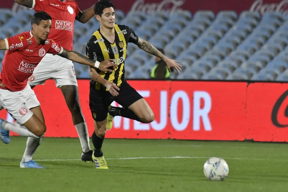 Ruben Bentancourt de Peñarol ante Rentistas