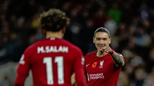 Darwin Núñez celebra junto a Mohamed Salah el primer gol de Liverpool ante Tottenham Hotspur