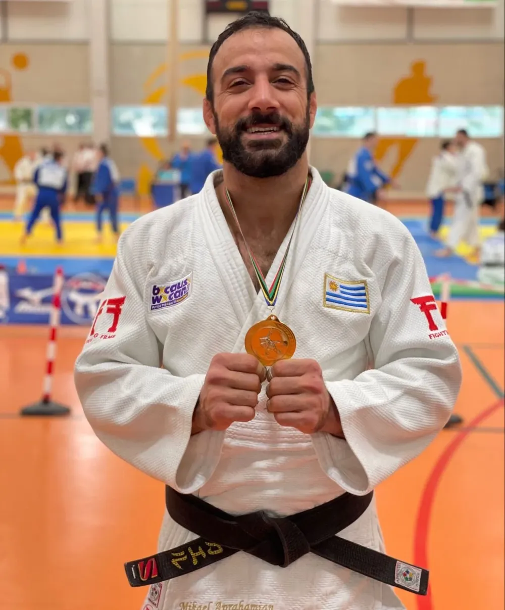 Aprahamian feliz con su medalla