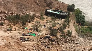 Cayó un ómnibus a un abismo en Arequipa y al menos 36 personas murieron