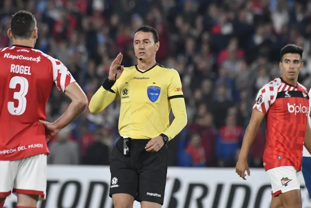 Wilmar Roldan arbitró Nacional-Estudiantes