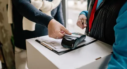 Argentina fija nuevo tipo de cambio para turistas que paguen con tarjeta