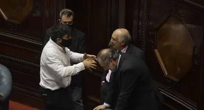 Archivo. Senadores de distintos partidos dialogan en el plenario