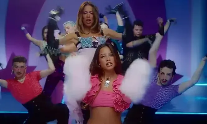 Videocipli y beso para promocionar el nuevo tema