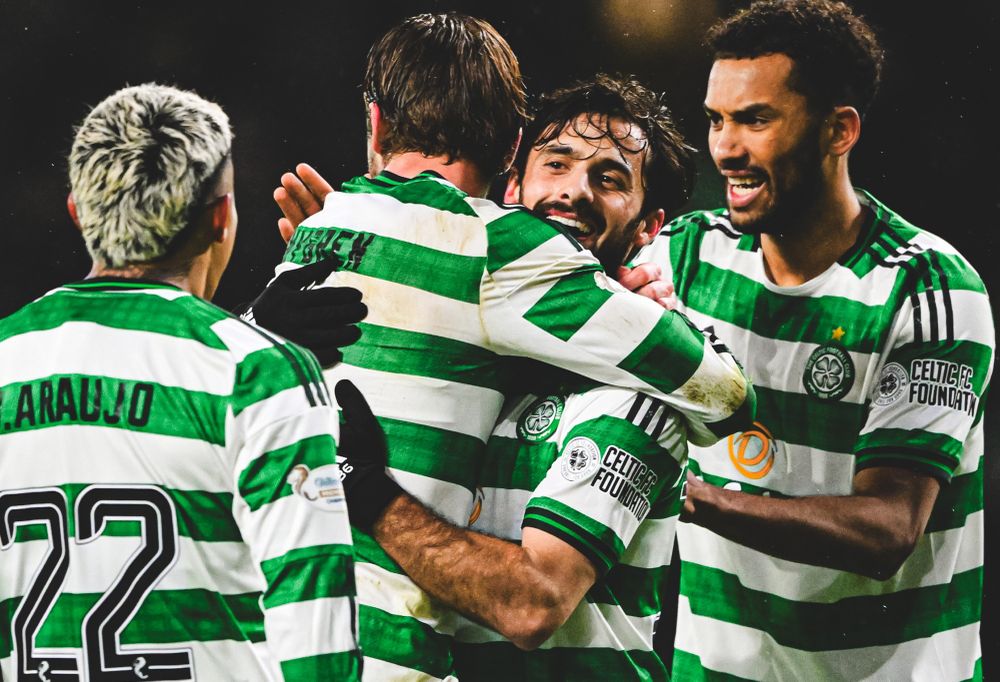 Marcelo Saracchi celebra junto a sus compañeros su primer gol con el Celtic