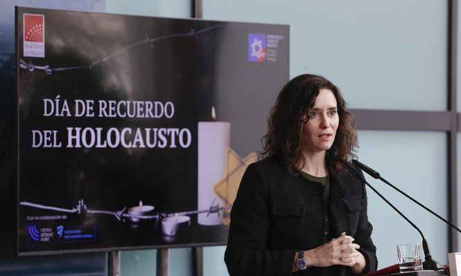 Isabel Díaz Ayuso denuncia el odio a Israel en un acto marcado por el plantón de Más Madrid