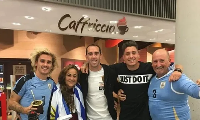 Griezmann con la celeste, Godín, Josema y Papote