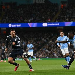 Jeremy Doku (de Manchester City ante Trent Alexander-Arnold y Federico Valverde de Real Madrid por la Champions League