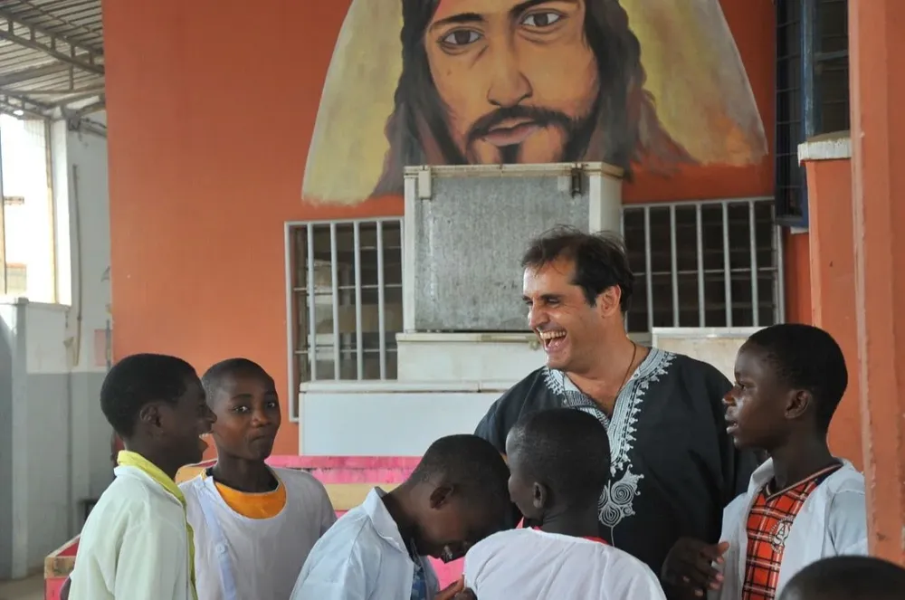 El sacerdote Martín Lasarte en Angola