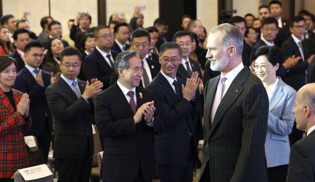 El Rey Felipe Vi en la reunión con empresarios chinos en Chengdú.