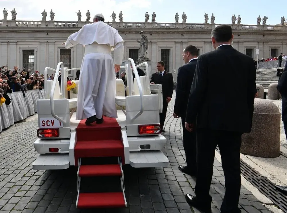 El papa Francisco sube al papamóvil en la plaza de San Pedro, en el Vaticano, tras su audiencia semanal