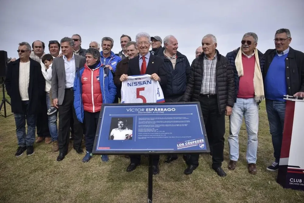 Espárrago rodeado de campeones de 1971 y 1980.