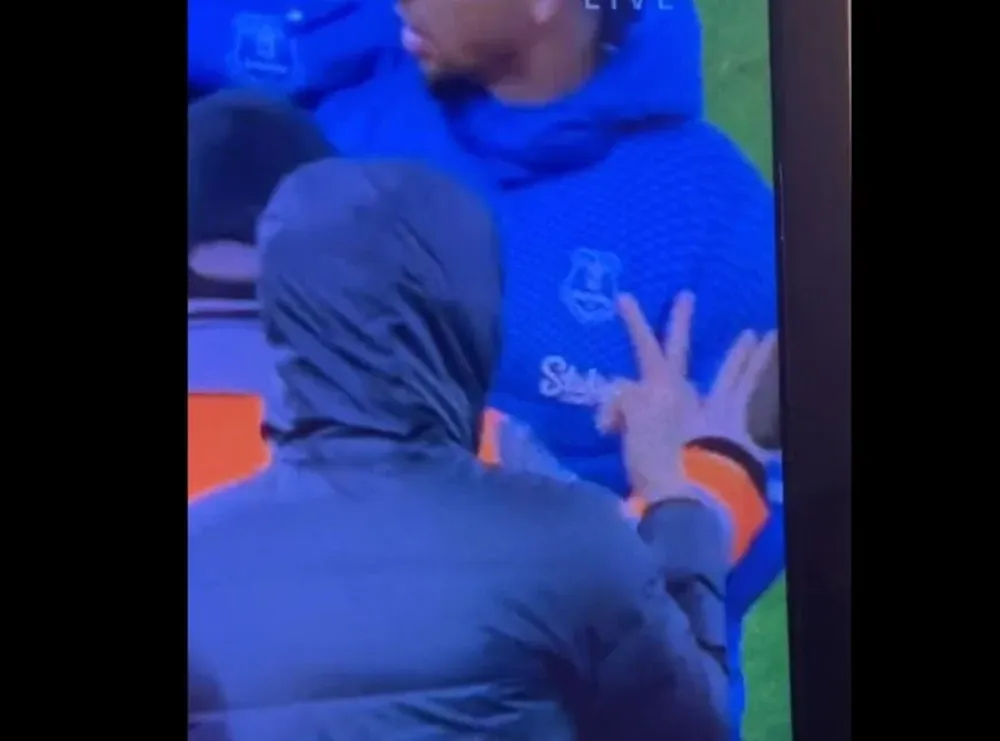 El gesto de Darwin Núñez a un rival en el derbi que volvió loco a los hinchas de Liverpool