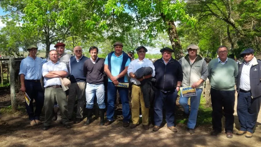 Integrantes de las cabañas y del escritorio rematador el martes en Durazno