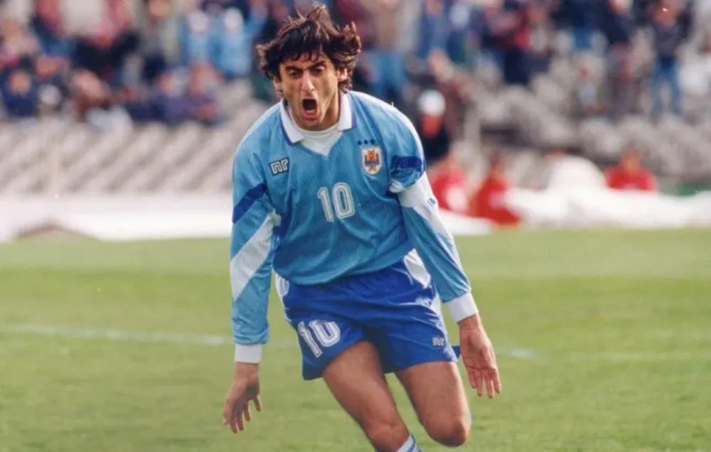 Enzo Francescoli festeja la Copa América de 1995 lograda con la selección de Uruguay